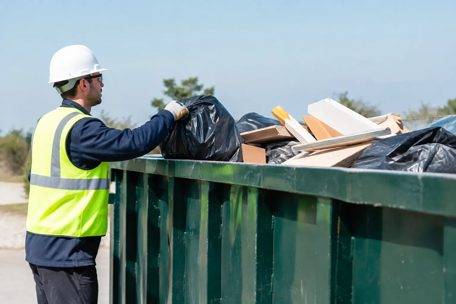 Dumpster overloading prevention: roll-off dumpster loaded below the fill line